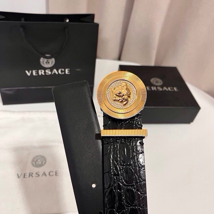 范思哲 这款皮带采用鳄鱼纹压花皮革制成，配有美杜莎大号搭扣和装饰性皮带环，4.0cm