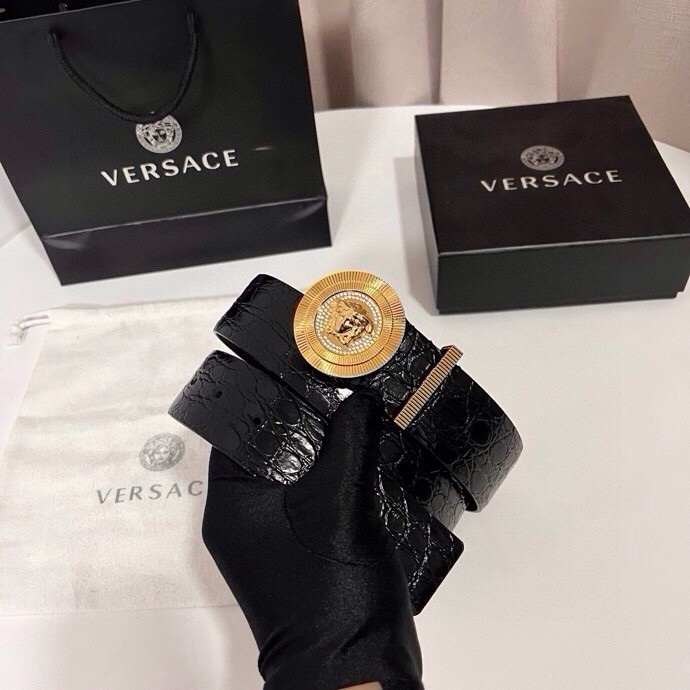 范思哲 这款皮带采用鳄鱼纹压花皮革制成，配有美杜莎大号搭扣和装饰性皮带环，4.0cm