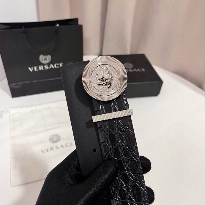 范思哲 这款皮带采用鳄鱼纹压花皮革制成，配有美杜莎大号搭扣和装饰性皮带环，4.0cm