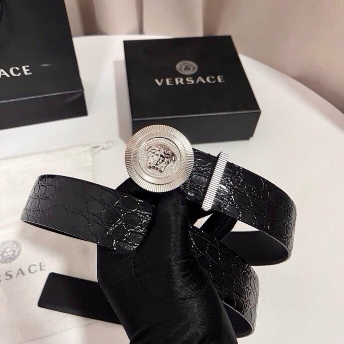 范思哲 这款皮带采用鳄鱼纹压花皮革制成，配有美杜莎大号搭扣和装饰性皮带环，4.0cm