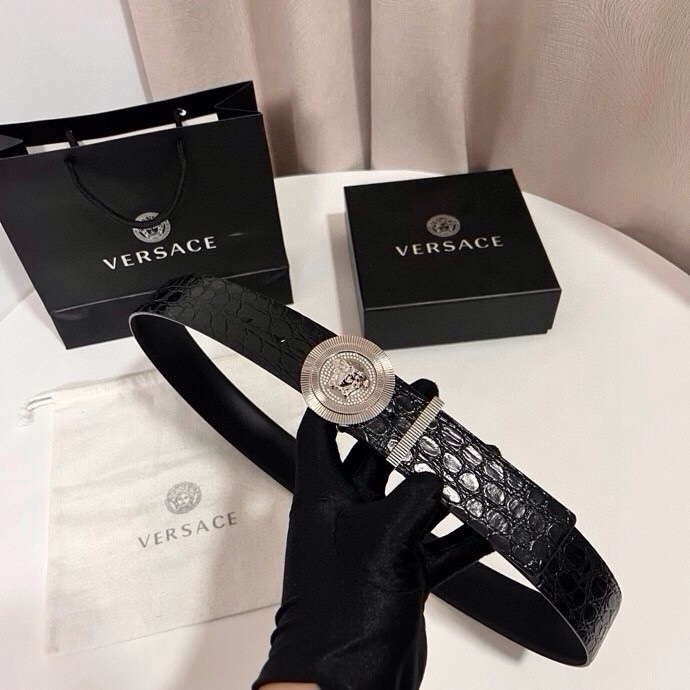 范思哲 这款皮带采用鳄鱼纹压花皮革制成，配有美杜莎大号搭扣和装饰性皮带环，4.0cm