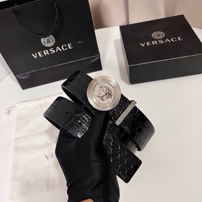 范思哲 这款皮带采用鳄鱼纹压花皮革制成，配有美杜莎大号搭扣和装饰性皮带环，4.0cm