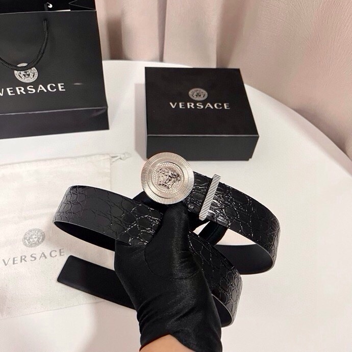 范思哲 这款皮带采用鳄鱼纹压花皮革制成，配有美杜莎大号搭扣和装饰性皮带环，4.0cm