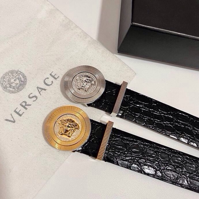 范思哲 这款皮带采用鳄鱼纹压花皮革制成，配有美杜莎大号搭扣和装饰性皮带环，4.0cm