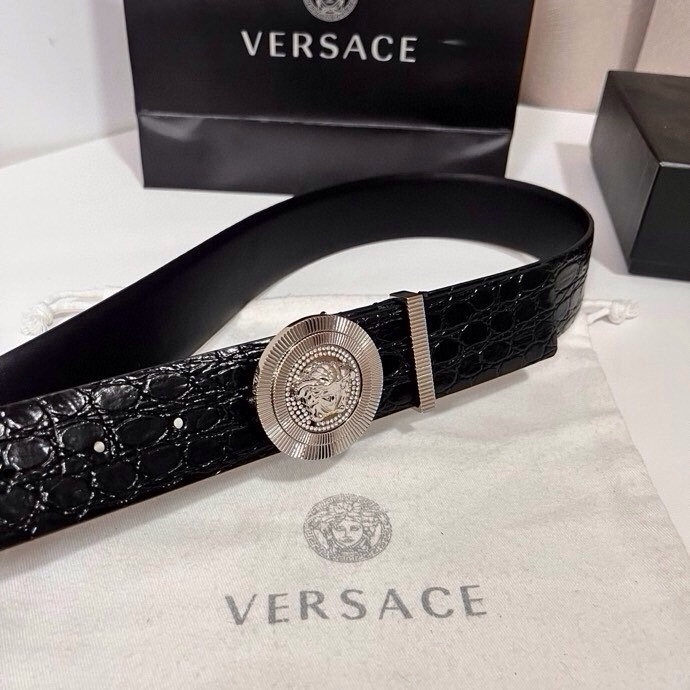 范思哲 这款皮带采用鳄鱼纹压花皮革制成，配有美杜莎大号搭扣和装饰性皮带环，4.0cm