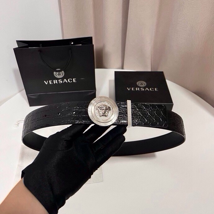 范思哲 这款皮带采用鳄鱼纹压花皮革制成，配有美杜莎大号搭扣和装饰性皮带环，4.0cm