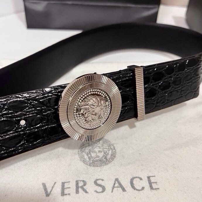 范思哲 这款皮带采用鳄鱼纹压花皮革制成，配有美杜莎大号搭扣和装饰性皮带环，4.0cm