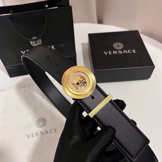 范思哲 这款皮带采用鳄鱼纹压花皮革制成，配有美杜莎大号搭扣和装饰性皮带环，4.0cm