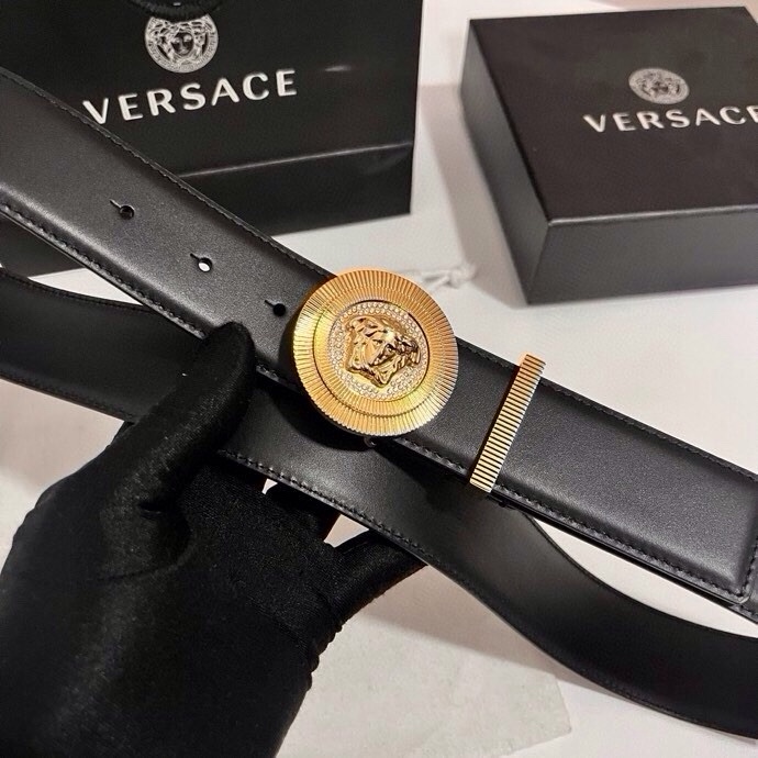 范思哲 这款皮带采用鳄鱼纹压花皮革制成，配有美杜莎大号搭扣和装饰性皮带环，4.0cm