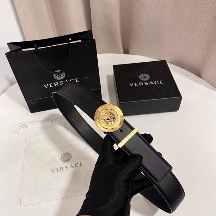 范思哲 这款皮带采用鳄鱼纹压花皮革制成，配有美杜莎大号搭扣和装饰性皮带环，4.0cm