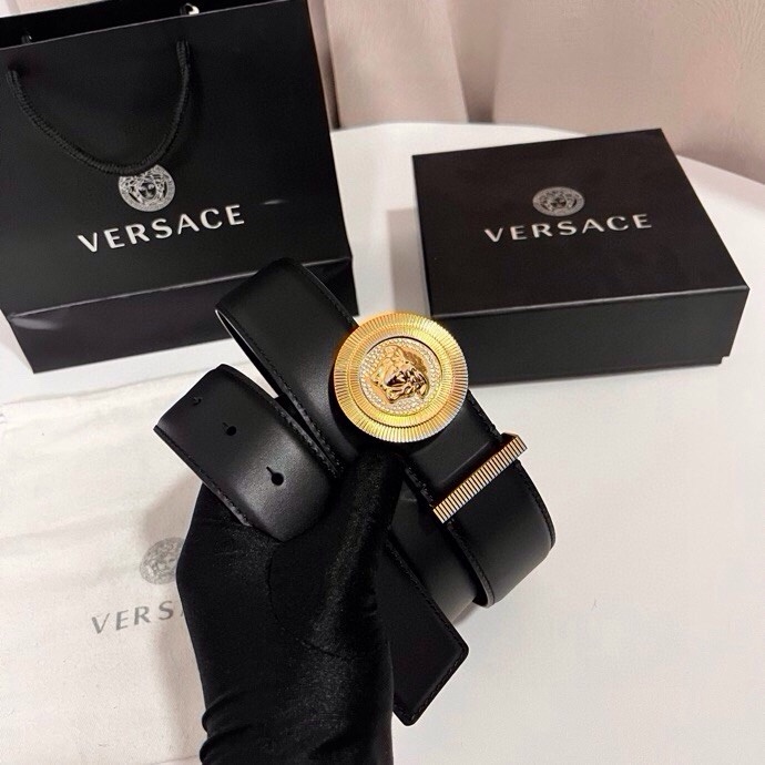 范思哲 这款皮带采用鳄鱼纹压花皮革制成，配有美杜莎大号搭扣和装饰性皮带环，4.0cm