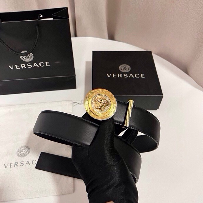 范思哲 这款皮带采用鳄鱼纹压花皮革制成，配有美杜莎大号搭扣和装饰性皮带环，4.0cm