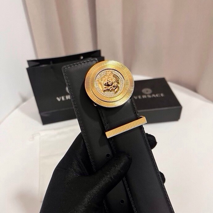 范思哲 这款皮带采用鳄鱼纹压花皮革制成，配有美杜莎大号搭扣和装饰性皮带环，4.0cm