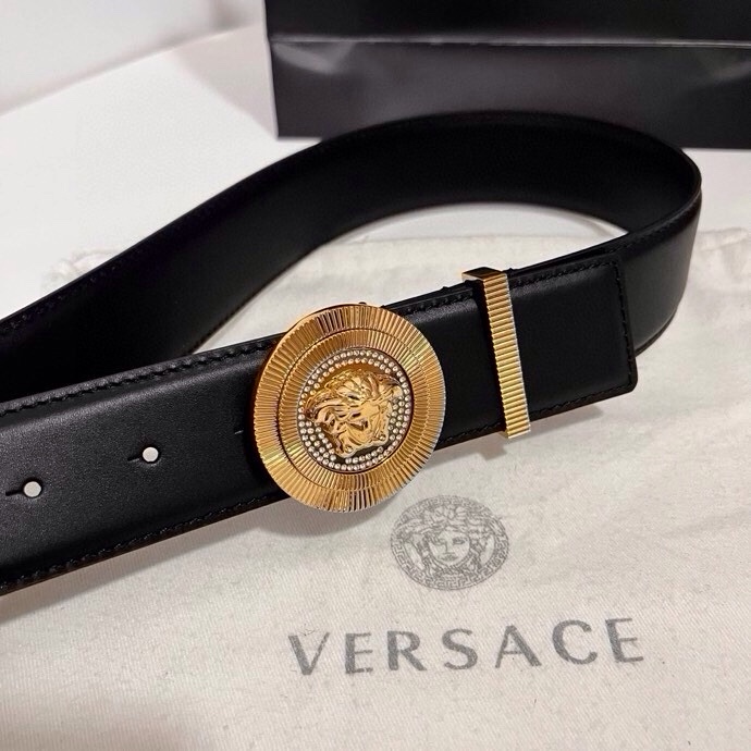 范思哲 这款皮带采用鳄鱼纹压花皮革制成，配有美杜莎大号搭扣和装饰性皮带环，4.0cm