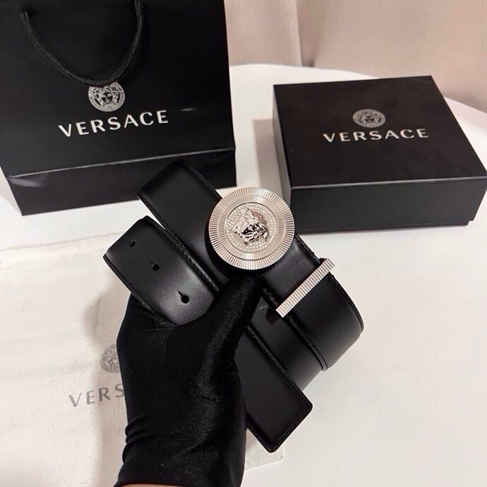 范思哲 这款皮带采用鳄鱼纹压花皮革制成，配有美杜莎大号搭扣和装饰性皮带环，4.0cm