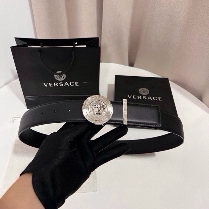 范思哲 这款皮带采用鳄鱼纹压花皮革制成，配有美杜莎大号搭扣和装饰性皮带环，4.0cm