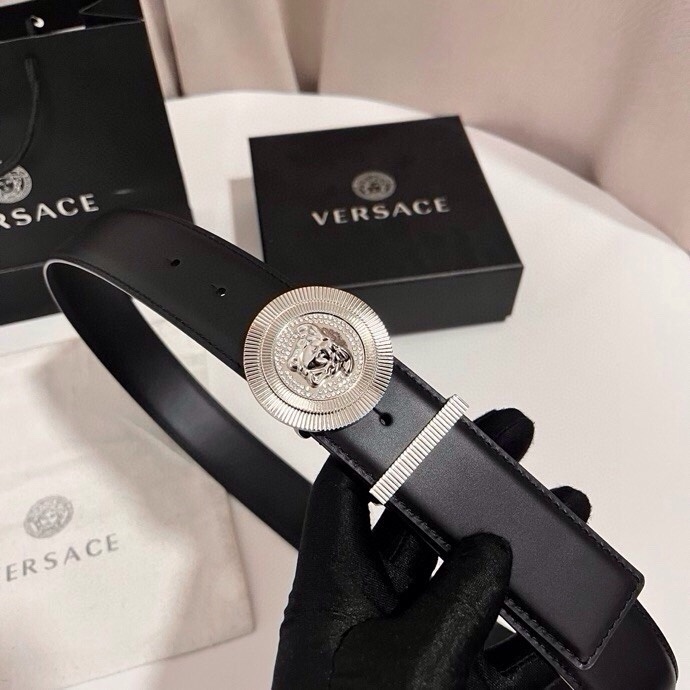 范思哲 这款皮带采用鳄鱼纹压花皮革制成，配有美杜莎大号搭扣和装饰性皮带环，4.0cm