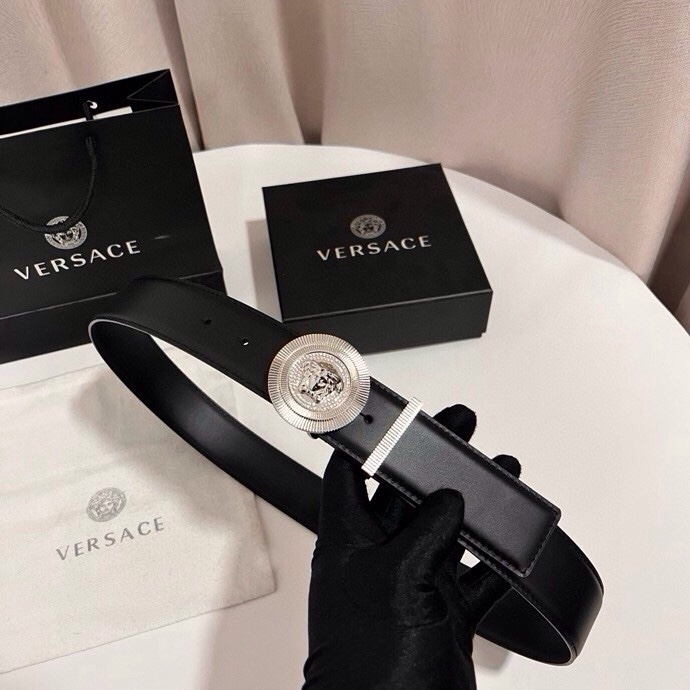 范思哲 这款皮带采用鳄鱼纹压花皮革制成，配有美杜莎大号搭扣和装饰性皮带环，4.0cm