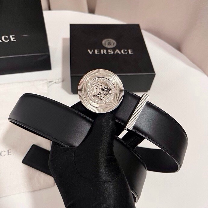 范思哲 这款皮带采用鳄鱼纹压花皮革制成，配有美杜莎大号搭扣和装饰性皮带环，4.0cm