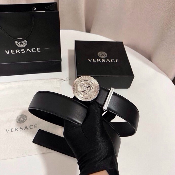 范思哲 这款皮带采用鳄鱼纹压花皮革制成，配有美杜莎大号搭扣和装饰性皮带环，4.0cm