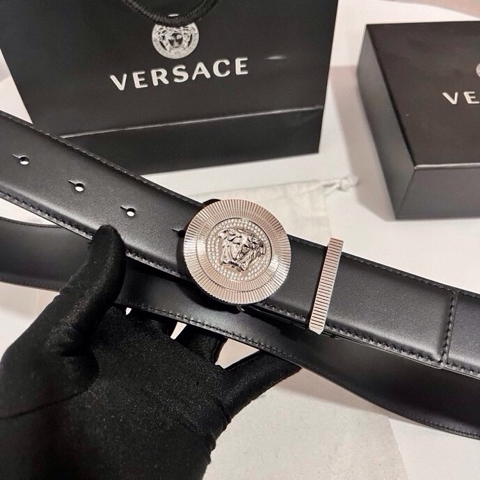 范思哲 这款皮带采用鳄鱼纹压花皮革制成，配有美杜莎大号搭扣和装饰性皮带环，4.0cm