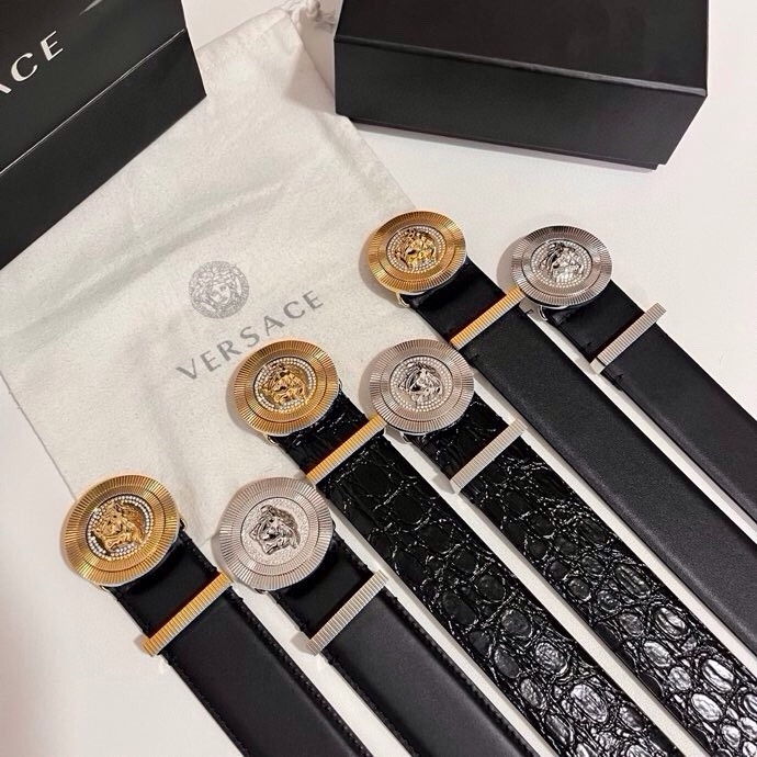 范思哲 这款皮带采用鳄鱼纹压花皮革制成，配有美杜莎大号搭扣和装饰性皮带环，4.0cm