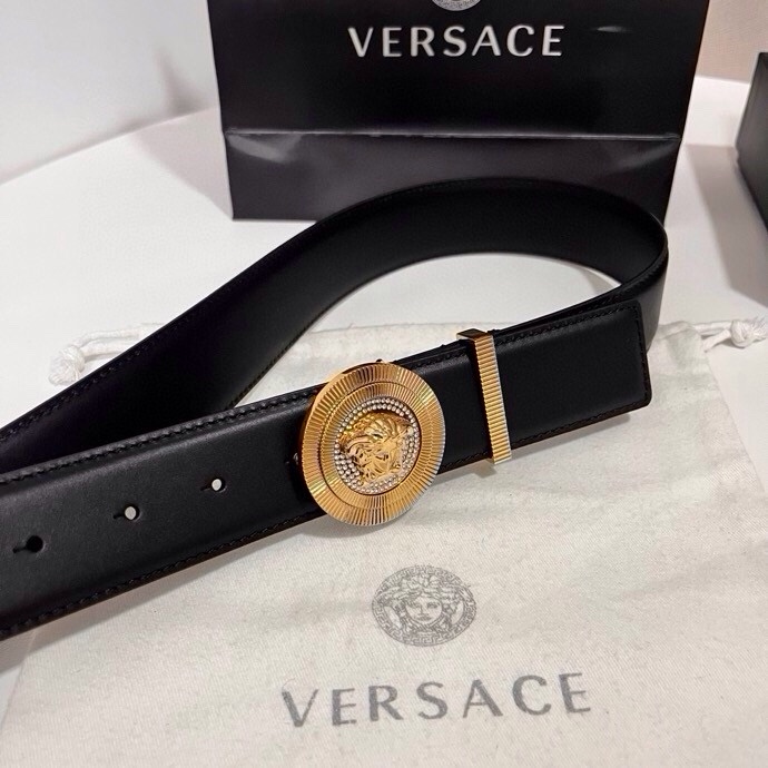 范思哲 这款皮带采用鳄鱼纹压花皮革制成，配有美杜莎大号搭扣和装饰性皮带环，4.0cm