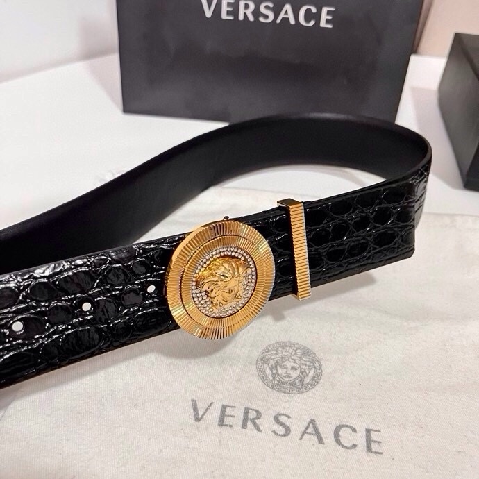 范思哲 这款皮带采用鳄鱼纹压花皮革制成，配有美杜莎大号搭扣和装饰性皮带环，4.0cm