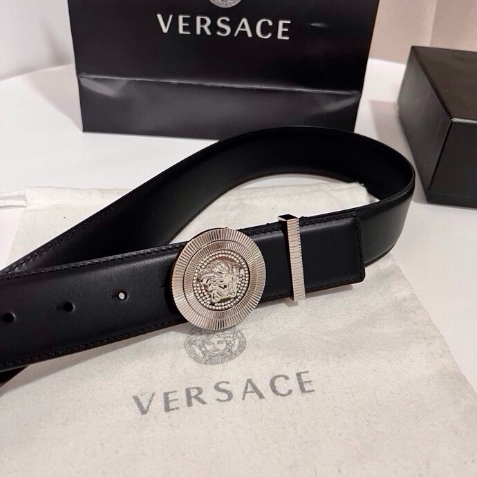 范思哲 这款皮带采用鳄鱼纹压花皮革制成，配有美杜莎大号搭扣和装饰性皮带环，4.0cm