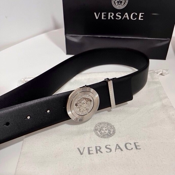 范思哲 这款皮带采用鳄鱼纹压花皮革制成，配有美杜莎大号搭扣和装饰性皮带环，4.0cm