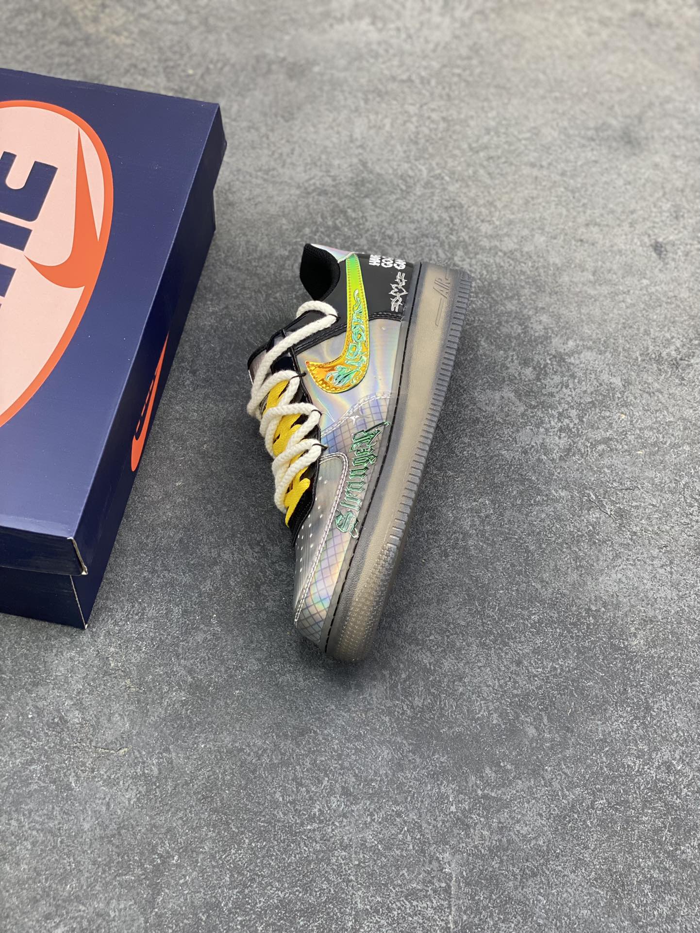 图片[7]-手绘涂鸦“怪客赛博”Nike Air Force 1 “Monster Cyber”空军一号定制板鞋 这双「怪客赛博」，是现实与虚拟的边界涂鸦。鞋身的“Stranger”暗纹里裹着《怪奇物语》式的诡秘，透明中底像浸着赛博都市的霓虹残影，而“Have a Good Game”的涂鸦，是按下“开始”键的暗号——当怪奇故事撞进电竞战局，每一步都是次元裂缝里的潮酷通关 货号：XL2420-222 尺码： 36 36.5 37.5 38 38.5 39 40 40.5 41 42 42.5 43 44 44.5 45-选品中心