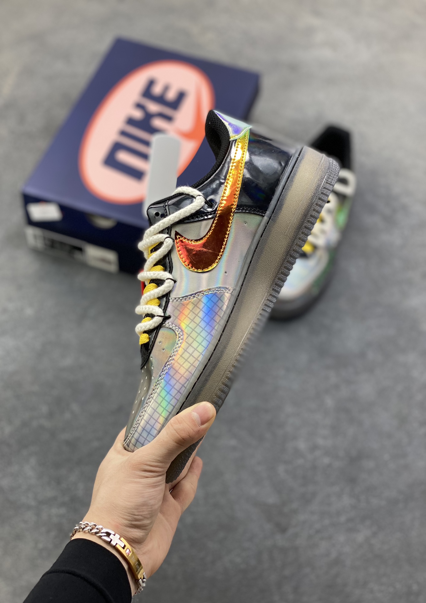 图片[3]-手绘涂鸦“怪客赛博”Nike Air Force 1 “Monster Cyber”空军一号定制板鞋 这双「怪客赛博」，是现实与虚拟的边界涂鸦。鞋身的“Stranger”暗纹里裹着《怪奇物语》式的诡秘，透明中底像浸着赛博都市的霓虹残影，而“Have a Good Game”的涂鸦，是按下“开始”键的暗号——当怪奇故事撞进电竞战局，每一步都是次元裂缝里的潮酷通关 货号：XL2420-222 尺码： 36 36.5 37.5 38 38.5 39 40 40.5 41 42 42.5 43 44 44.5 45-选品中心