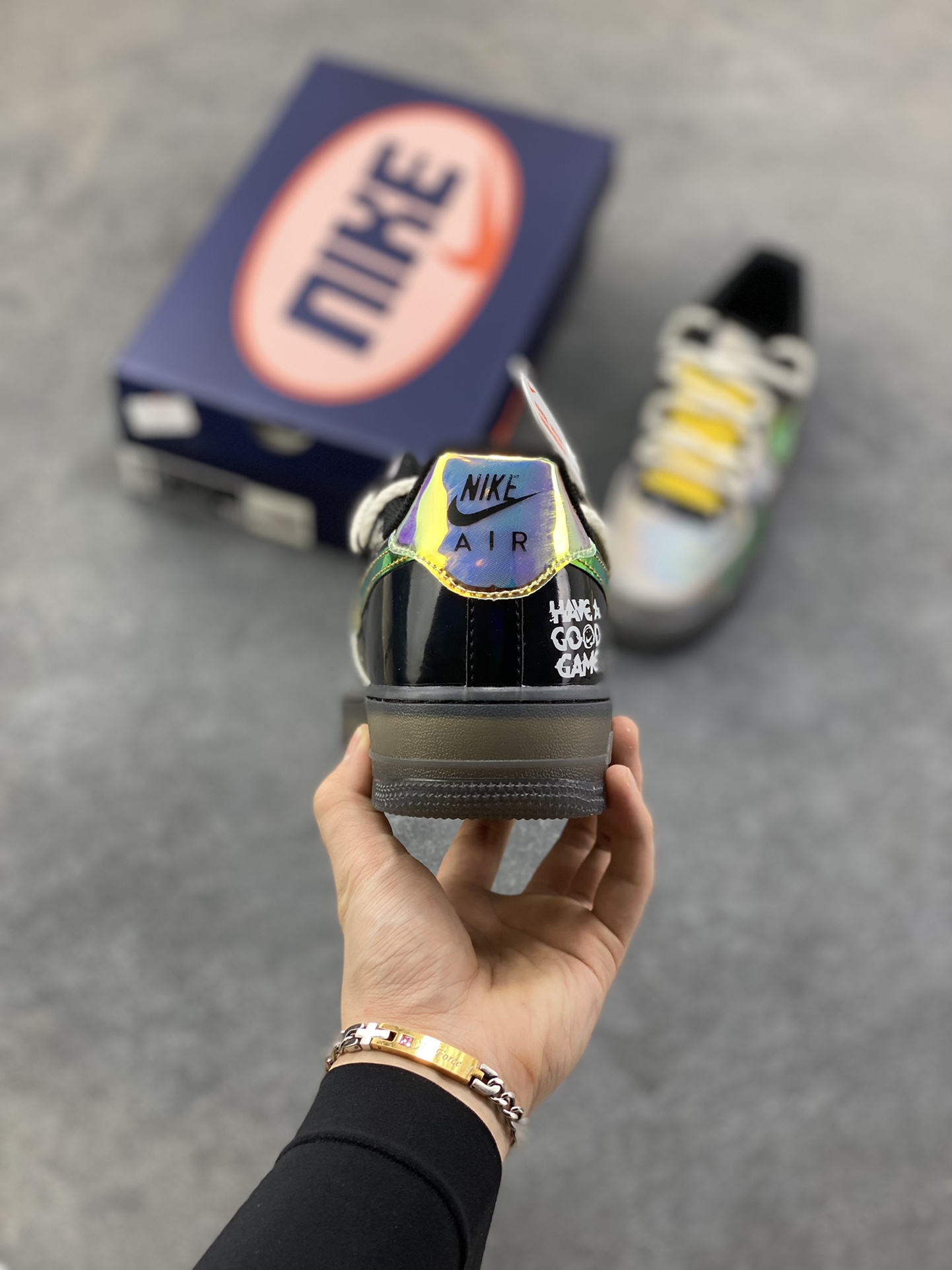 图片[4]-手绘涂鸦“怪客赛博”Nike Air Force 1 “Monster Cyber”空军一号定制板鞋 这双「怪客赛博」，是现实与虚拟的边界涂鸦。鞋身的“Stranger”暗纹里裹着《怪奇物语》式的诡秘，透明中底像浸着赛博都市的霓虹残影，而“Have a Good Game”的涂鸦，是按下“开始”键的暗号——当怪奇故事撞进电竞战局，每一步都是次元裂缝里的潮酷通关 货号：XL2420-222 尺码： 36 36.5 37.5 38 38.5 39 40 40.5 41 42 42.5 43 44 44.5 45-选品中心