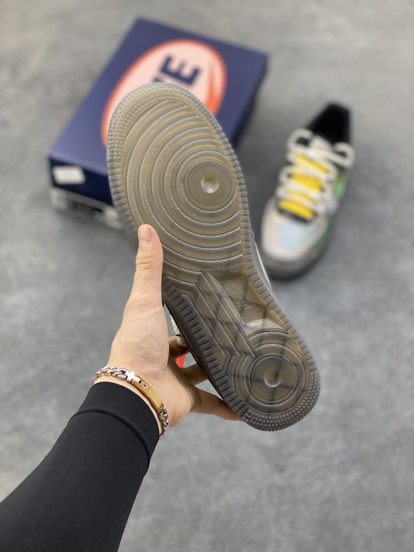 图片[5]-手绘涂鸦“怪客赛博”Nike Air Force 1 “Monster Cyber”空军一号定制板鞋 这双「怪客赛博」，是现实与虚拟的边界涂鸦。鞋身的“Stranger”暗纹里裹着《怪奇物语》式的诡秘，透明中底像浸着赛博都市的霓虹残影，而“Have a Good Game”的涂鸦，是按下“开始”键的暗号——当怪奇故事撞进电竞战局，每一步都是次元裂缝里的潮酷通关 货号：XL2420-222 尺码： 36 36.5 37.5 38 38.5 39 40 40.5 41 42 42.5 43 44 44.5 45-选品中心