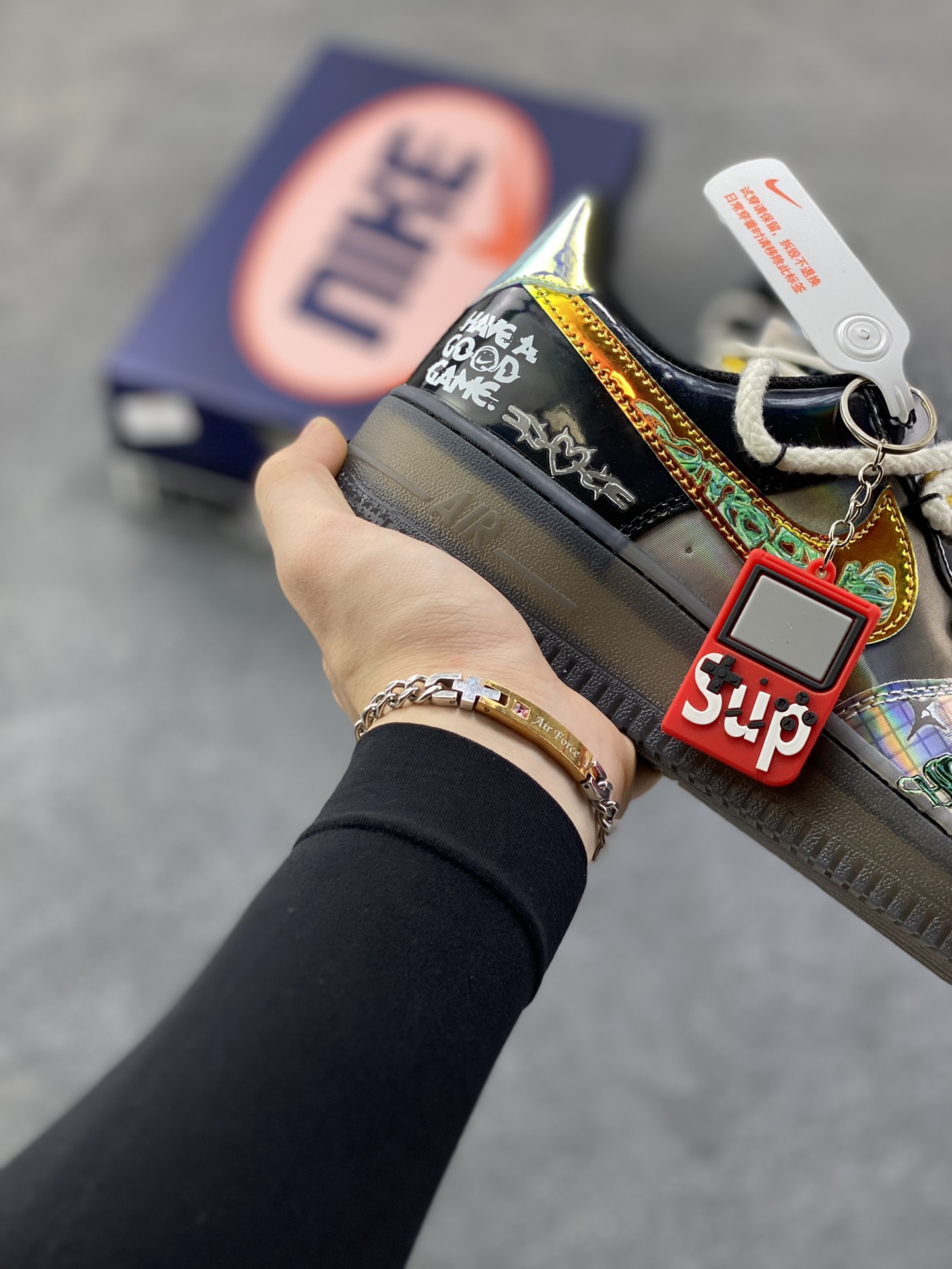 图片[6]-手绘涂鸦“怪客赛博”Nike Air Force 1 “Monster Cyber”空军一号定制板鞋 这双「怪客赛博」，是现实与虚拟的边界涂鸦。鞋身的“Stranger”暗纹里裹着《怪奇物语》式的诡秘，透明中底像浸着赛博都市的霓虹残影，而“Have a Good Game”的涂鸦，是按下“开始”键的暗号——当怪奇故事撞进电竞战局，每一步都是次元裂缝里的潮酷通关 货号：XL2420-222 尺码： 36 36.5 37.5 38 38.5 39 40 40.5 41 42 42.5 43 44 44.5 45-选品中心