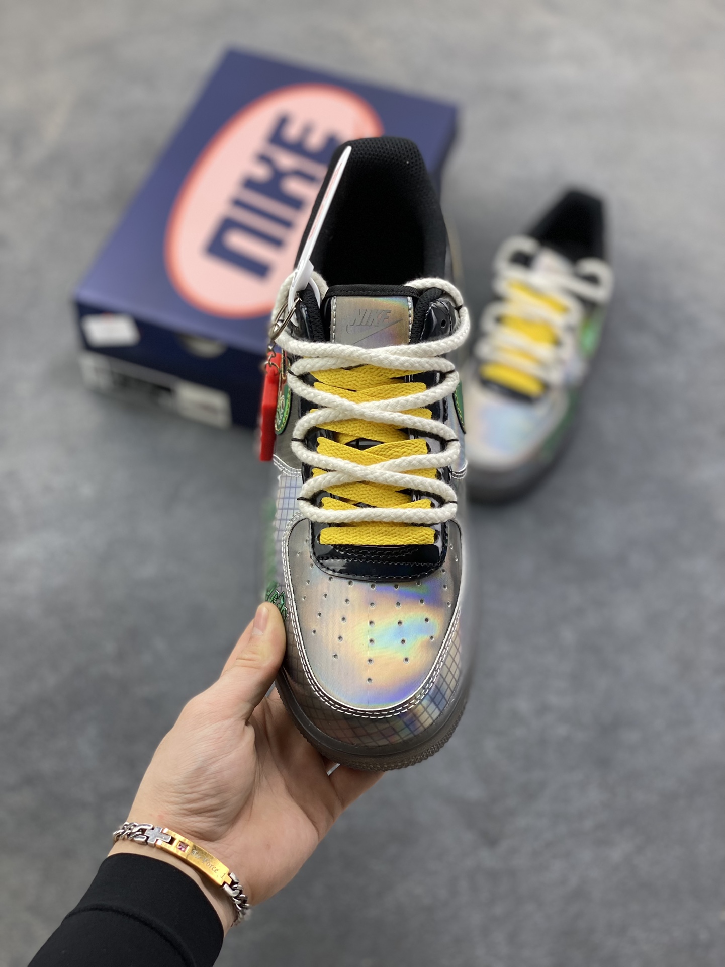 图片[2]-手绘涂鸦“怪客赛博”Nike Air Force 1 “Monster Cyber”空军一号定制板鞋 这双「怪客赛博」，是现实与虚拟的边界涂鸦。鞋身的“Stranger”暗纹里裹着《怪奇物语》式的诡秘，透明中底像浸着赛博都市的霓虹残影，而“Have a Good Game”的涂鸦，是按下“开始”键的暗号——当怪奇故事撞进电竞战局，每一步都是次元裂缝里的潮酷通关 货号：XL2420-222 尺码： 36 36.5 37.5 38 38.5 39 40 40.5 41 42 42.5 43 44 44.5 45-选品中心