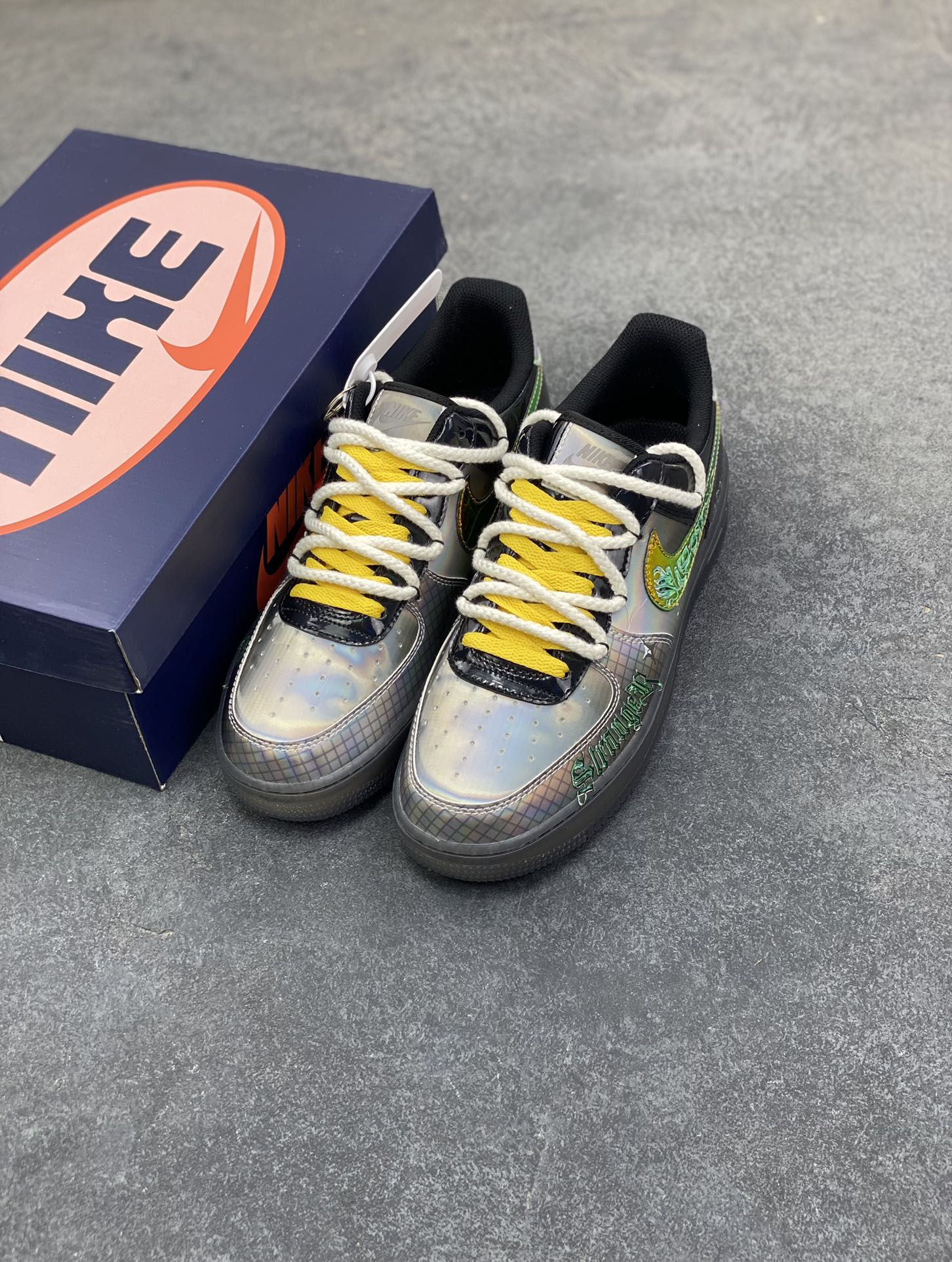 图片[8]-手绘涂鸦“怪客赛博”Nike Air Force 1 “Monster Cyber”空军一号定制板鞋 这双「怪客赛博」，是现实与虚拟的边界涂鸦。鞋身的“Stranger”暗纹里裹着《怪奇物语》式的诡秘，透明中底像浸着赛博都市的霓虹残影，而“Have a Good Game”的涂鸦，是按下“开始”键的暗号——当怪奇故事撞进电竞战局，每一步都是次元裂缝里的潮酷通关 货号：XL2420-222 尺码： 36 36.5 37.5 38 38.5 39 40 40.5 41 42 42.5 43 44 44.5 45-选品中心