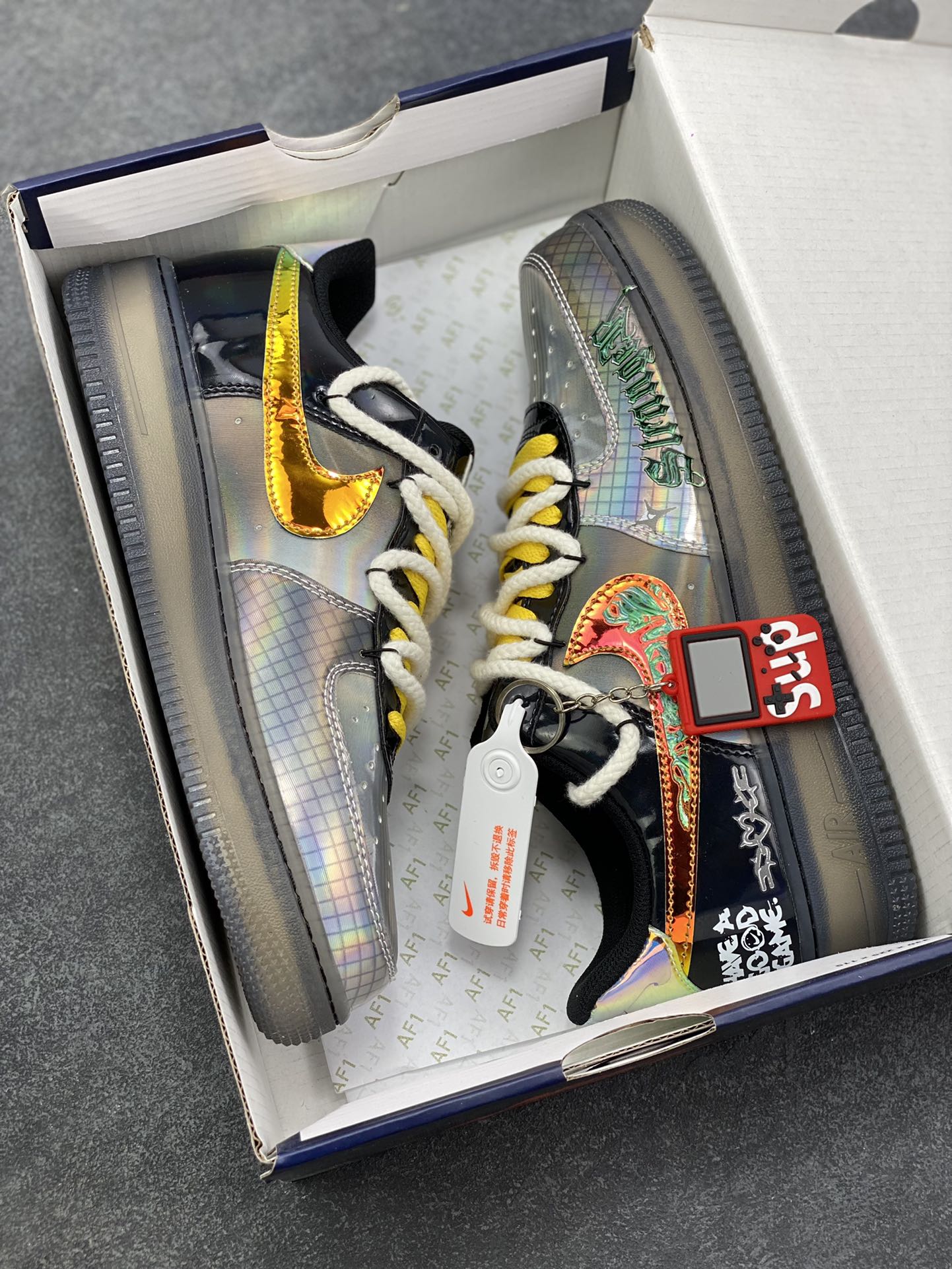 图片[9]-手绘涂鸦“怪客赛博”Nike Air Force 1 “Monster Cyber”空军一号定制板鞋 这双「怪客赛博」，是现实与虚拟的边界涂鸦。鞋身的“Stranger”暗纹里裹着《怪奇物语》式的诡秘，透明中底像浸着赛博都市的霓虹残影，而“Have a Good Game”的涂鸦，是按下“开始”键的暗号——当怪奇故事撞进电竞战局，每一步都是次元裂缝里的潮酷通关 货号：XL2420-222 尺码： 36 36.5 37.5 38 38.5 39 40 40.5 41 42 42.5 43 44 44.5 45-选品中心