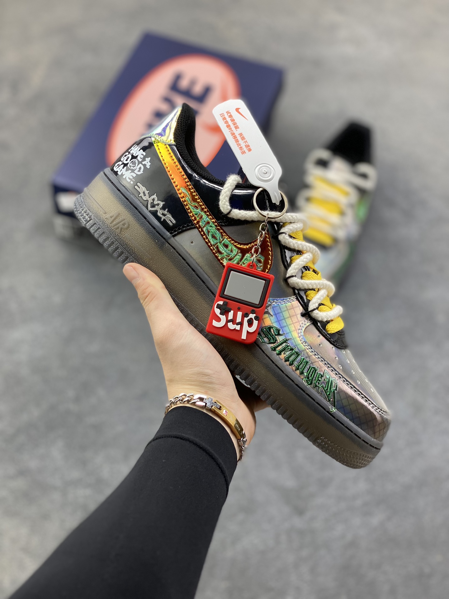 手绘涂鸦“怪客赛博”Nike Air Force 1 “Monster Cyber”空军一号定制板鞋 这双「怪客赛博」，是现实与虚拟的边界涂鸦。鞋身的“Stranger”暗纹里裹着《怪奇物语》式的诡秘，透明中底像浸着赛博都市的霓虹残影，而“Have a Good Game”的涂鸦，是按下“开始”键的暗号——当怪奇故事撞进电竞战局，每一步都是次元裂缝里的潮酷通关 货号：XL2420-222 尺码： 36 36.5 37.5 38 38.5 39 40 40.5 41 42 42.5 43 44 44.5 45-选品中心