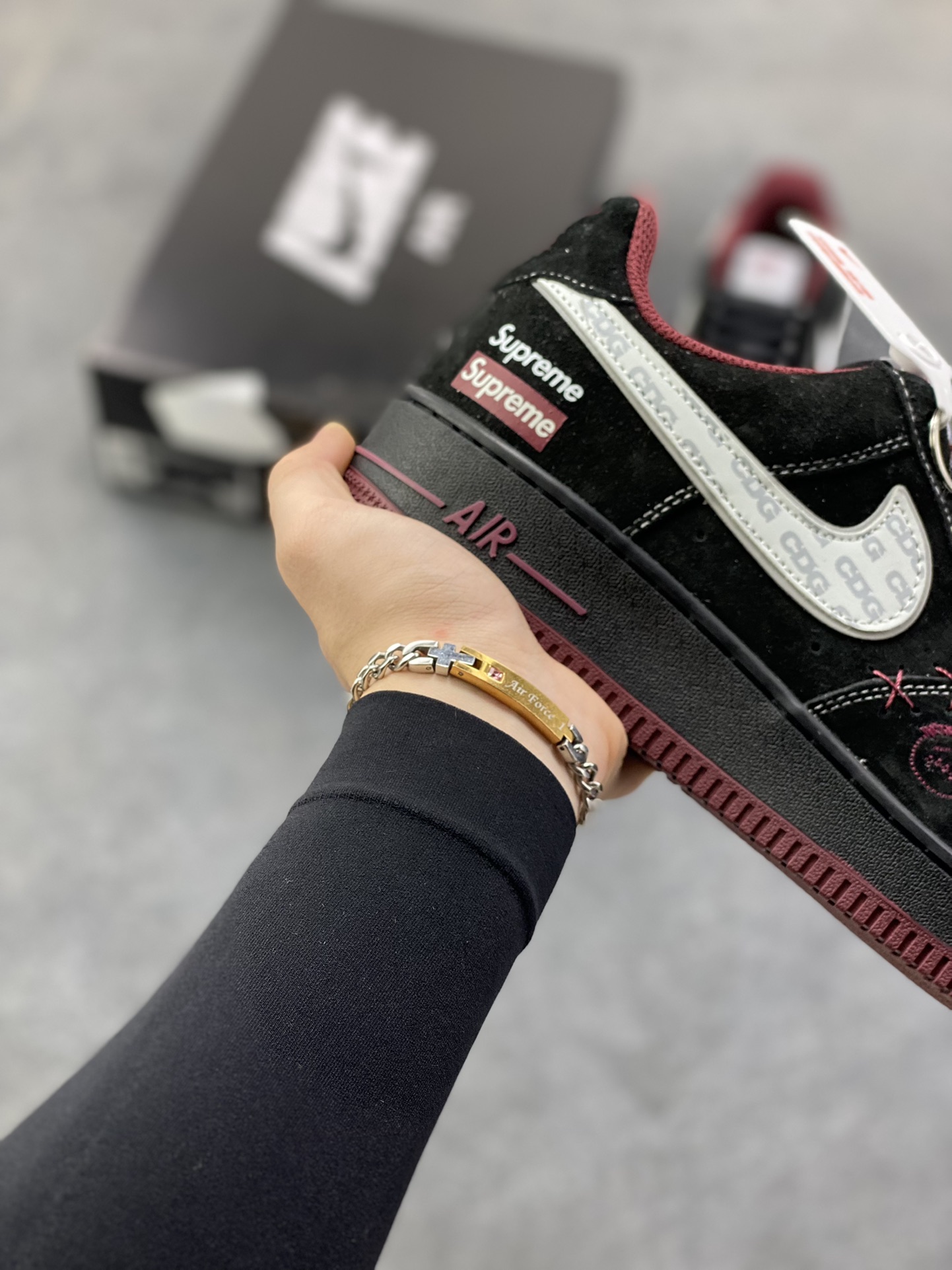 图片[6]-NIke Air Force 1 ‘07 Low “Supreme联名——黑红鬼脸”空军一号 低帮 运动鞋 休闲鞋 折边针车 工艺难度大 原楦头原纸板 原装鞋盒 定制五金配件 内置全掌气垫 原厂鞋底 货号：XZ6188-117 尺码：36 36.5 37.5 38 38.5 39 40 40.5 41 42 42.5 43 44 44.5 45-选品中心