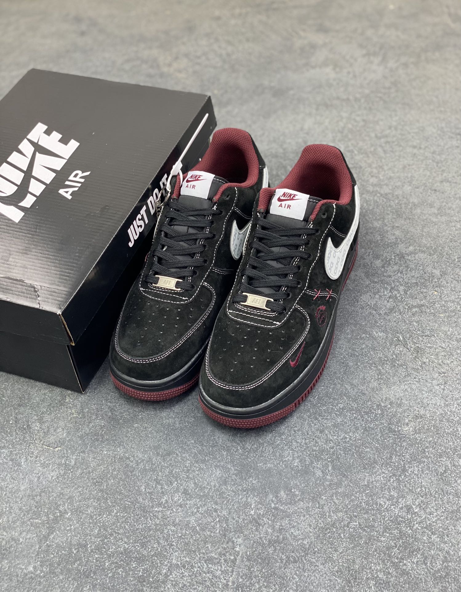 图片[8]-NIke Air Force 1 ‘07 Low “Supreme联名——黑红鬼脸”空军一号 低帮 运动鞋 休闲鞋 折边针车 工艺难度大 原楦头原纸板 原装鞋盒 定制五金配件 内置全掌气垫 原厂鞋底 货号：XZ6188-117 尺码：36 36.5 37.5 38 38.5 39 40 40.5 41 42 42.5 43 44 44.5 45-选品中心