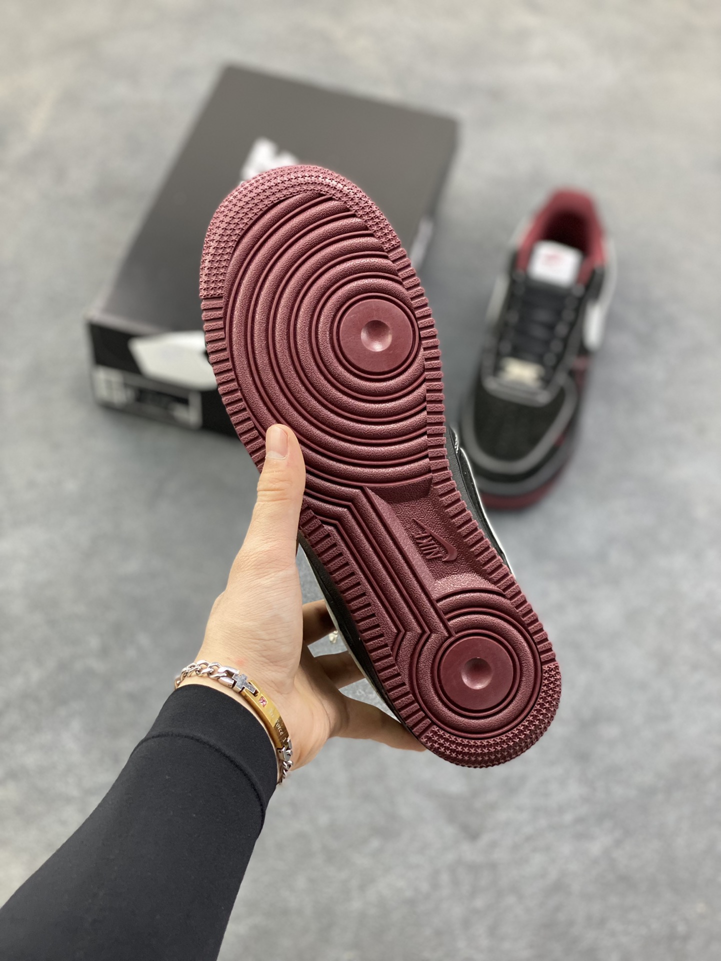 图片[5]-NIke Air Force 1 ‘07 Low “Supreme联名——黑红鬼脸”空军一号 低帮 运动鞋 休闲鞋 折边针车 工艺难度大 原楦头原纸板 原装鞋盒 定制五金配件 内置全掌气垫 原厂鞋底 货号：XZ6188-117 尺码：36 36.5 37.5 38 38.5 39 40 40.5 41 42 42.5 43 44 44.5 45-选品中心