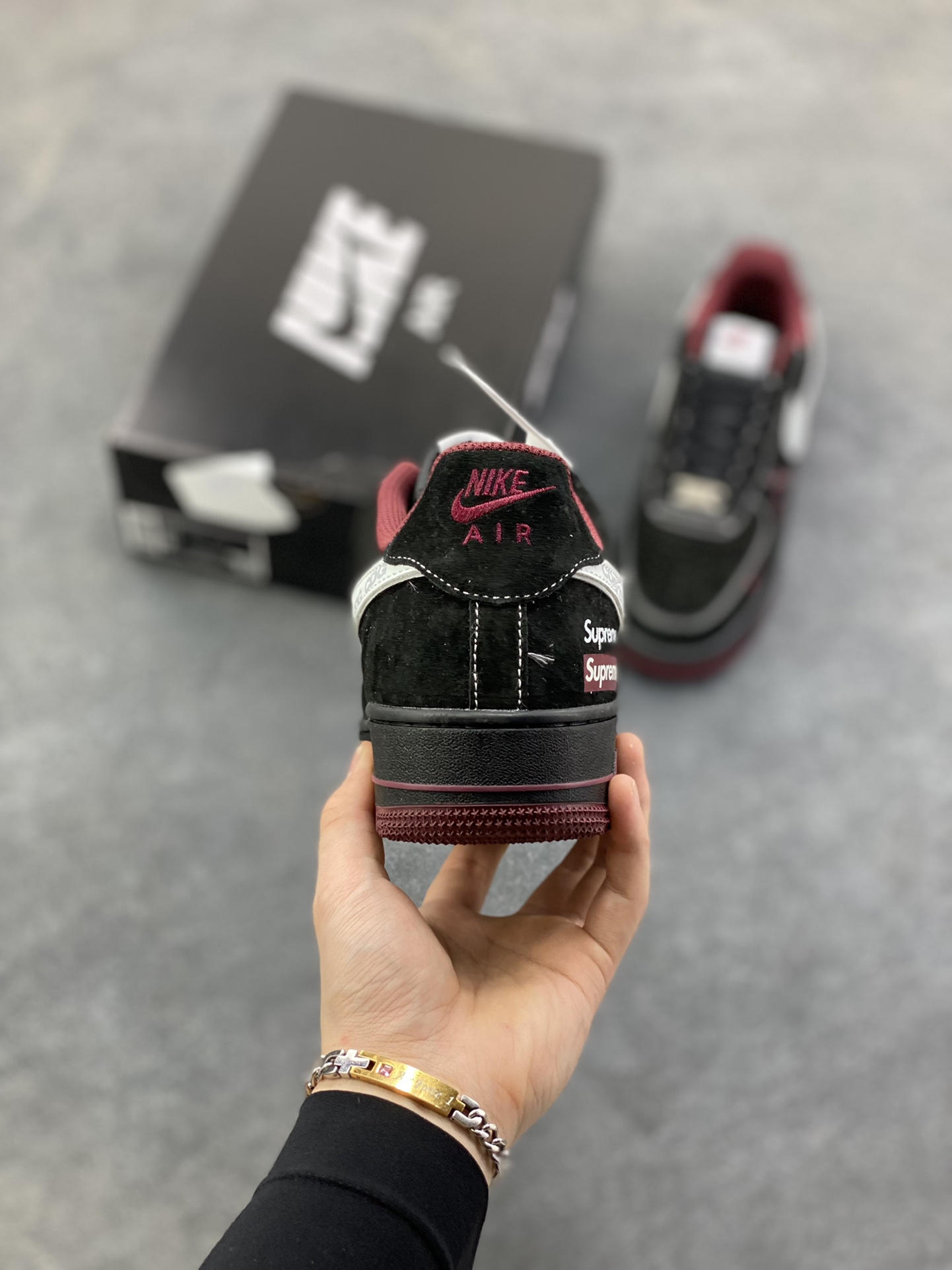 图片[4]-NIke Air Force 1 ‘07 Low “Supreme联名——黑红鬼脸”空军一号 低帮 运动鞋 休闲鞋 折边针车 工艺难度大 原楦头原纸板 原装鞋盒 定制五金配件 内置全掌气垫 原厂鞋底 货号：XZ6188-117 尺码：36 36.5 37.5 38 38.5 39 40 40.5 41 42 42.5 43 44 44.5 45-选品中心
