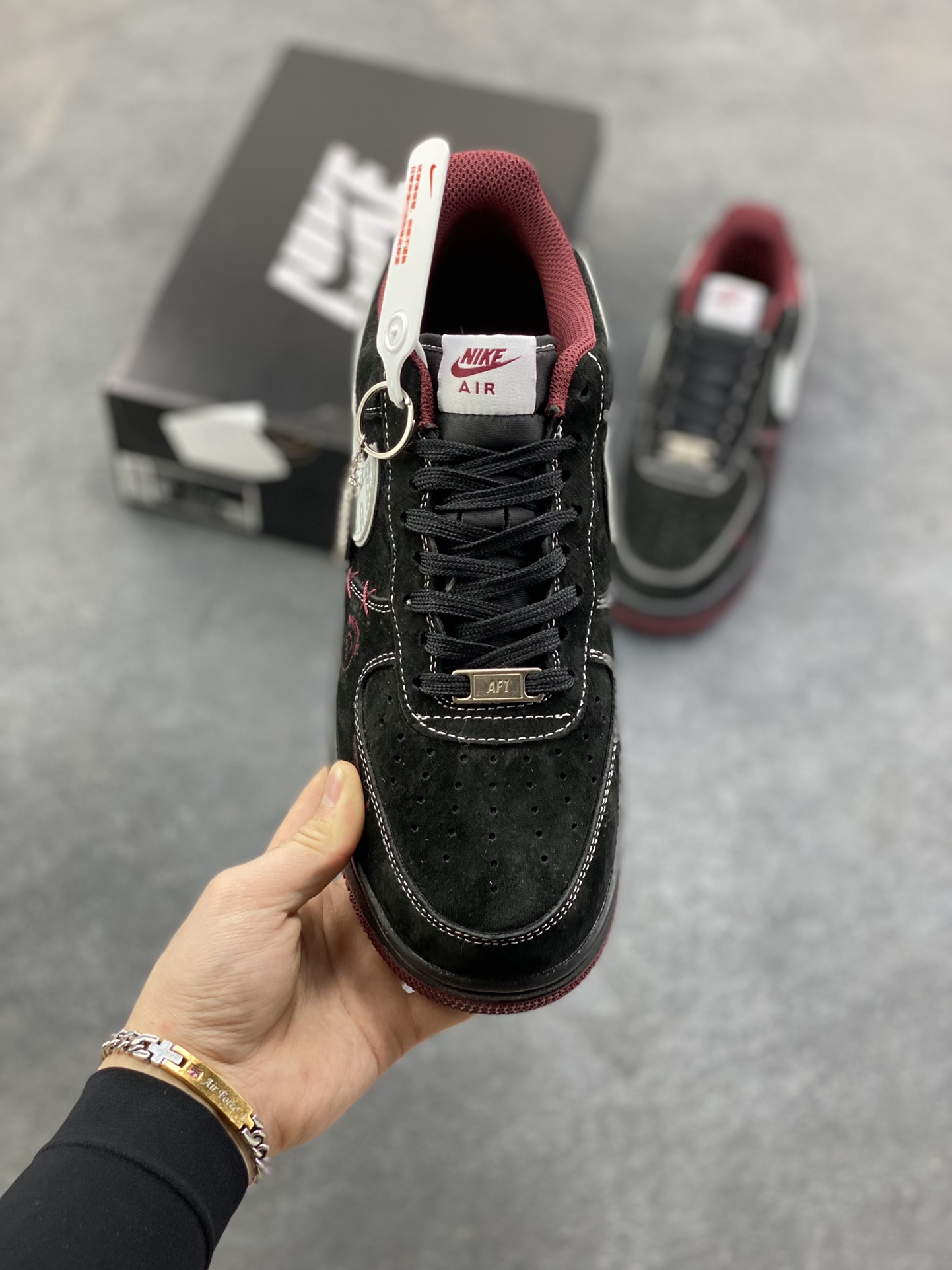 图片[2]-NIke Air Force 1 ‘07 Low “Supreme联名——黑红鬼脸”空军一号 低帮 运动鞋 休闲鞋 折边针车 工艺难度大 原楦头原纸板 原装鞋盒 定制五金配件 内置全掌气垫 原厂鞋底 货号：XZ6188-117 尺码：36 36.5 37.5 38 38.5 39 40 40.5 41 42 42.5 43 44 44.5 45-选品中心