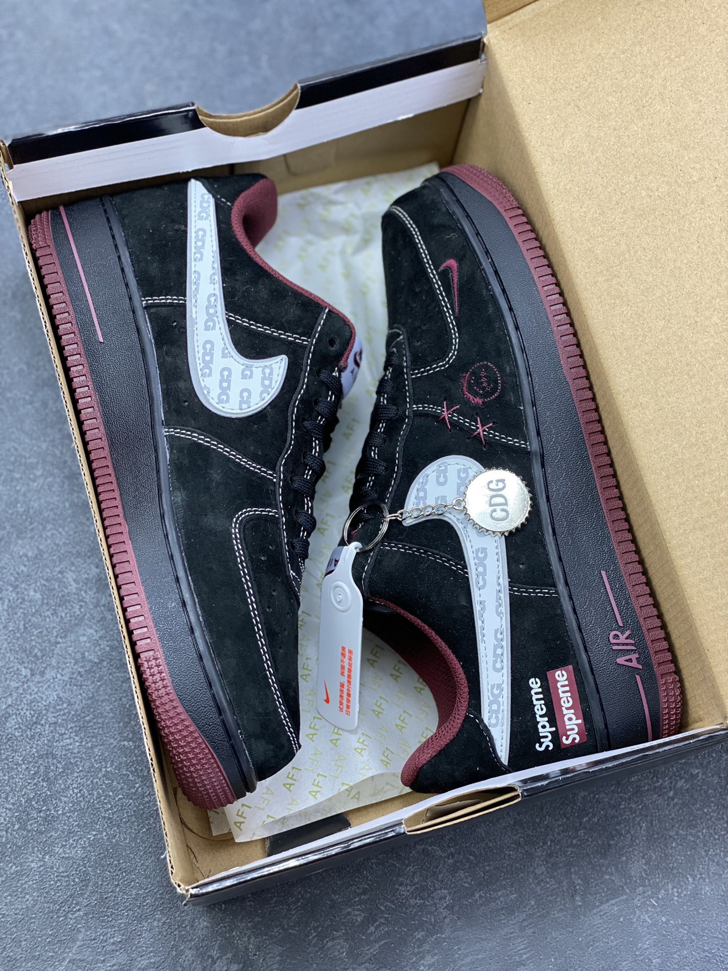 图片[9]-NIke Air Force 1 ‘07 Low “Supreme联名——黑红鬼脸”空军一号 低帮 运动鞋 休闲鞋 折边针车 工艺难度大 原楦头原纸板 原装鞋盒 定制五金配件 内置全掌气垫 原厂鞋底 货号：XZ6188-117 尺码：36 36.5 37.5 38 38.5 39 40 40.5 41 42 42.5 43 44 44.5 45-选品中心