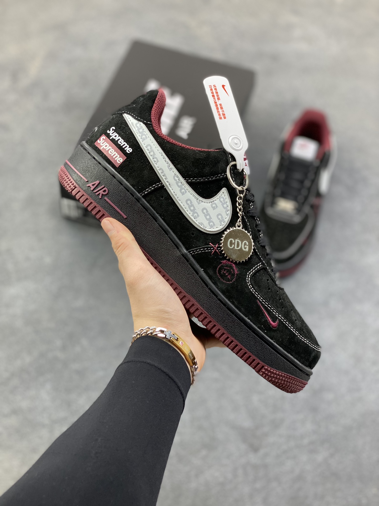 NIke Air Force 1 ‘07 Low “Supreme联名——黑红鬼脸”空军一号 低帮 运动鞋 休闲鞋 折边针车 工艺难度大 原楦头原纸板 原装鞋盒 定制五金配件 内置全掌气垫 原厂鞋底 货号：XZ6188-117 尺码：36 36.5 37.5 38 38.5 39 40 40.5 41 42 42.5 43 44 44.5 45-选品中心