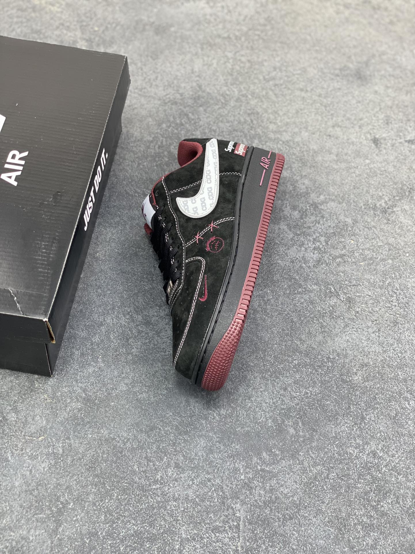 图片[7]-NIke Air Force 1 ‘07 Low “Supreme联名——黑红鬼脸”空军一号 低帮 运动鞋 休闲鞋 折边针车 工艺难度大 原楦头原纸板 原装鞋盒 定制五金配件 内置全掌气垫 原厂鞋底 货号：XZ6188-117 尺码：36 36.5 37.5 38 38.5 39 40 40.5 41 42 42.5 43 44 44.5 45-选品中心