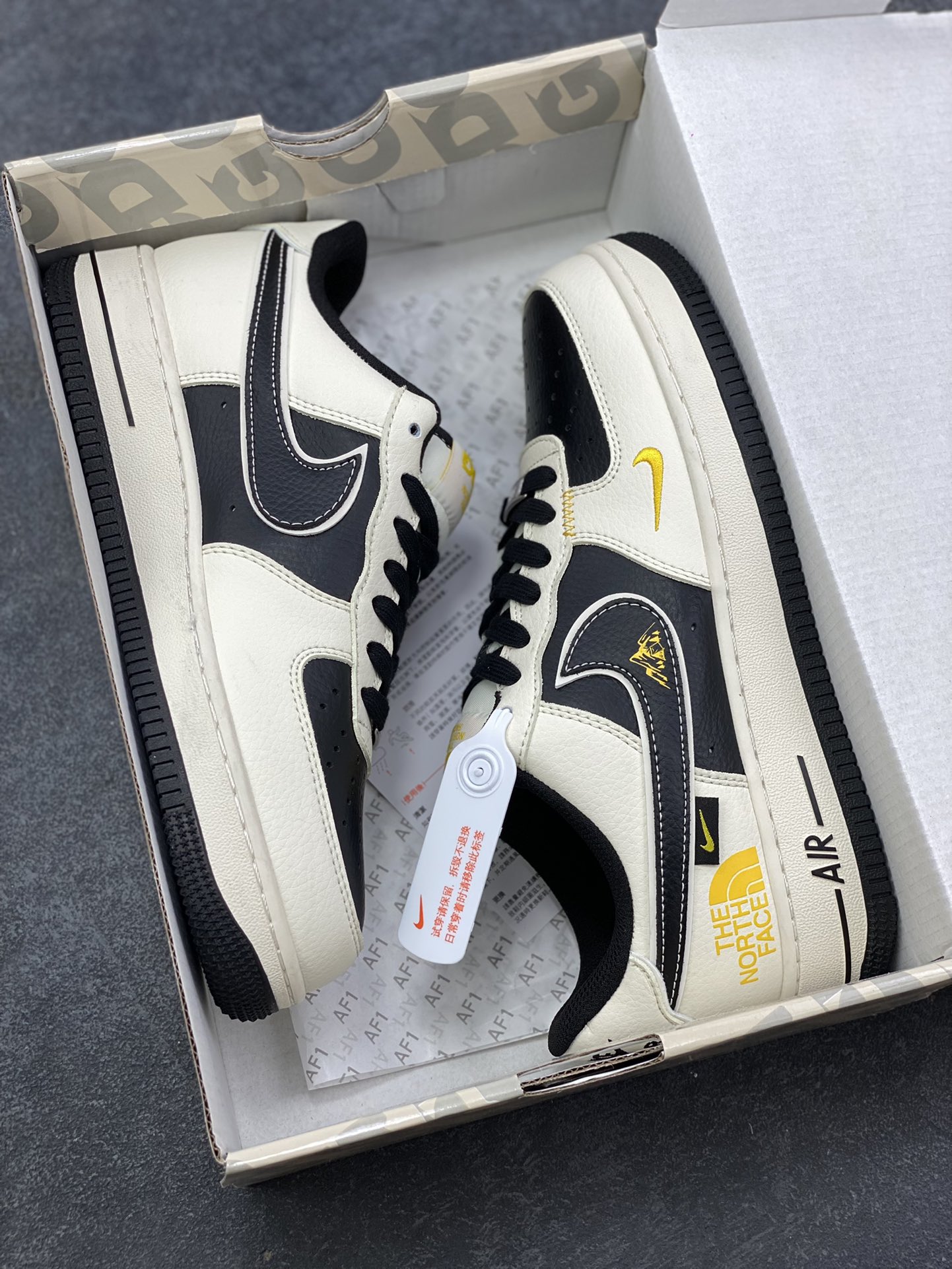 图片[9]-NIke Air Force 1 ‘07 Low “北面联名—米黑金标”空军一号 低帮 运动鞋 休闲鞋 折边针车 工艺难度大 原楦头原纸板 原装鞋盒 定制五金配件 内置全掌气垫 原厂鞋底 货号：JP8028-064 尺码：36 36.5 37.5 38 38.5 39 40 40.5 41 42 42.5 43 44 44.5 45-选品中心