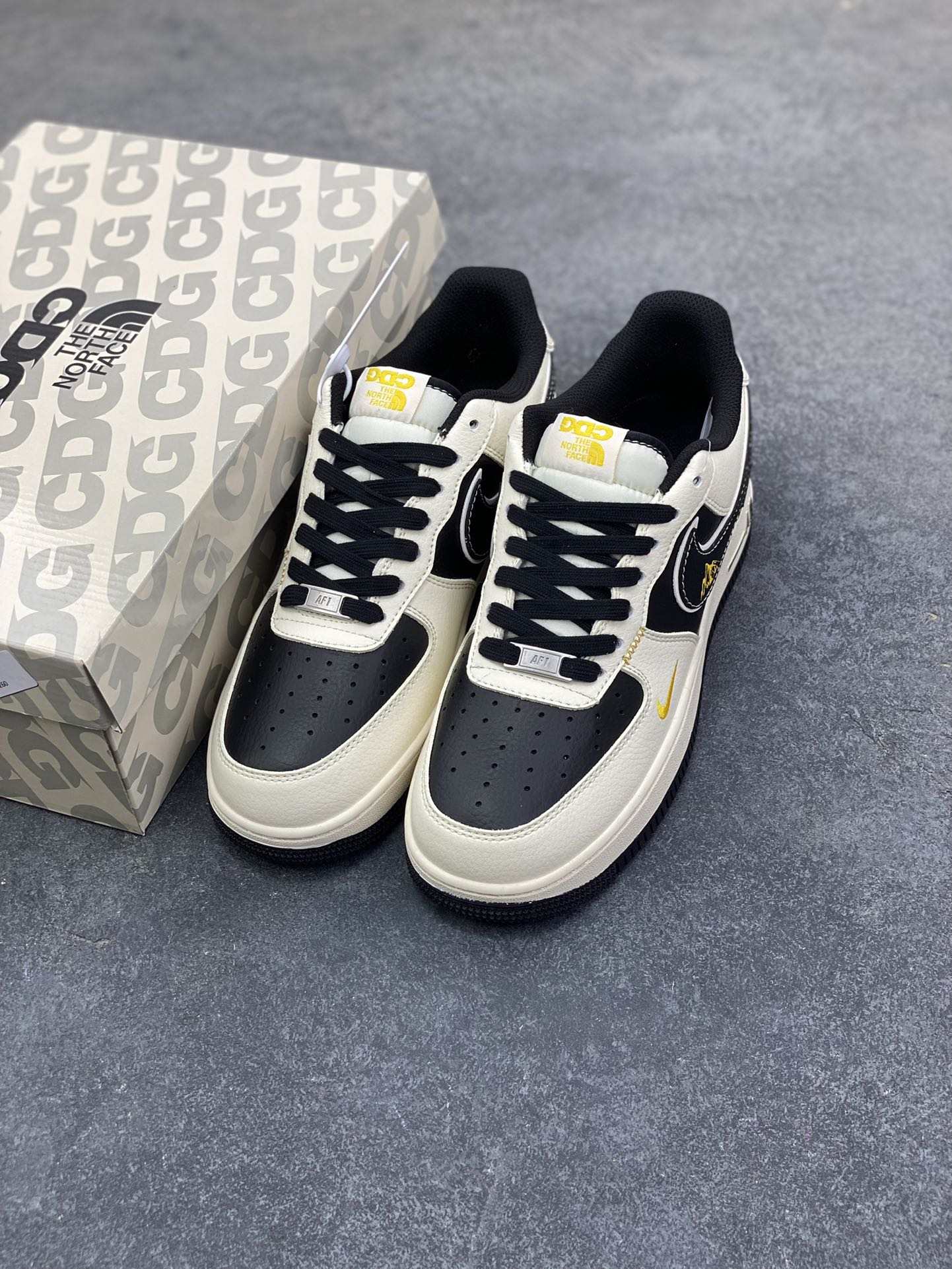 图片[8]-NIke Air Force 1 ‘07 Low “北面联名—米黑金标”空军一号 低帮 运动鞋 休闲鞋 折边针车 工艺难度大 原楦头原纸板 原装鞋盒 定制五金配件 内置全掌气垫 原厂鞋底 货号：JP8028-064 尺码：36 36.5 37.5 38 38.5 39 40 40.5 41 42 42.5 43 44 44.5 45-选品中心