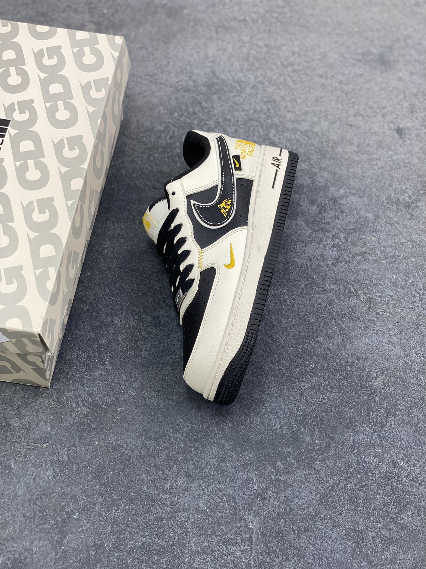 图片[7]-NIke Air Force 1 ‘07 Low “北面联名—米黑金标”空军一号 低帮 运动鞋 休闲鞋 折边针车 工艺难度大 原楦头原纸板 原装鞋盒 定制五金配件 内置全掌气垫 原厂鞋底 货号：JP8028-064 尺码：36 36.5 37.5 38 38.5 39 40 40.5 41 42 42.5 43 44 44.5 45-选品中心